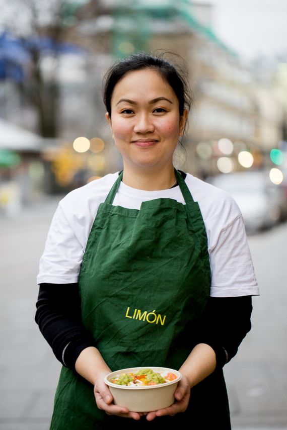 Limón ansatt med sunn og fargerik rett i hendene